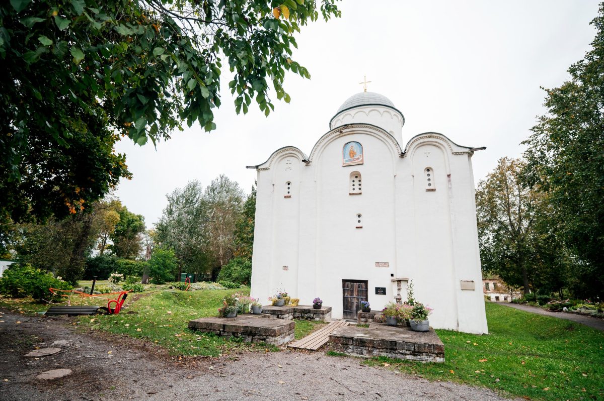 Настоятельница монастыря в Старой Ладоге рассказала об истории фресок и святынь